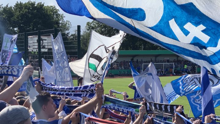 Saisonstart GElungen! Fans zeigen Flagge und schreien Schalke zu 5:0-Pokalsieg beim SV Drochtersen/Assel