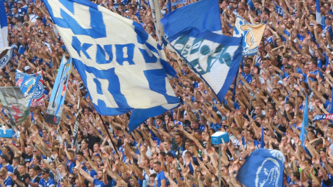 Schalke verliert 0:3 gegen Bayern: Fans toben über die Schiedsrichterleistung und bauen ihre Mannschaft wieder auf