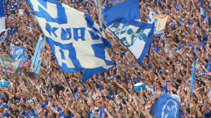 Schalke verliert 0:3 gegen Bayern: Fans toben über die Schiedsrichterleistung und bauen ihre Mannschaft wieder auf
