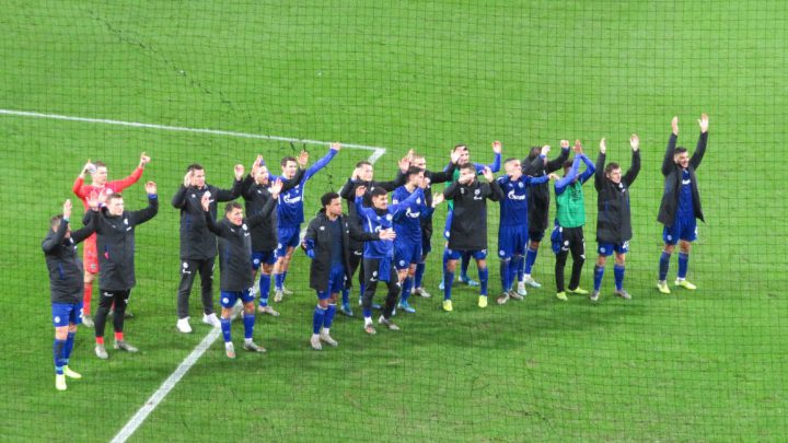 Schalke 04 malocht sich zum umjubelten Auswärtssieg beim FC Augsburg