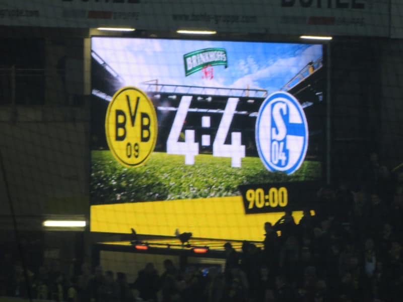 Flashback! Heute vor 2 Jahren feierte Schalke den irren 4:4-„Derbysieg“…