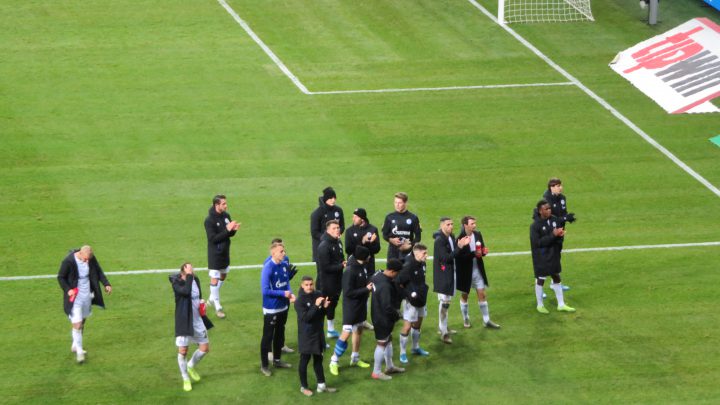 Niederlage in Leverkusen: Fans bauen Schalke wieder auf