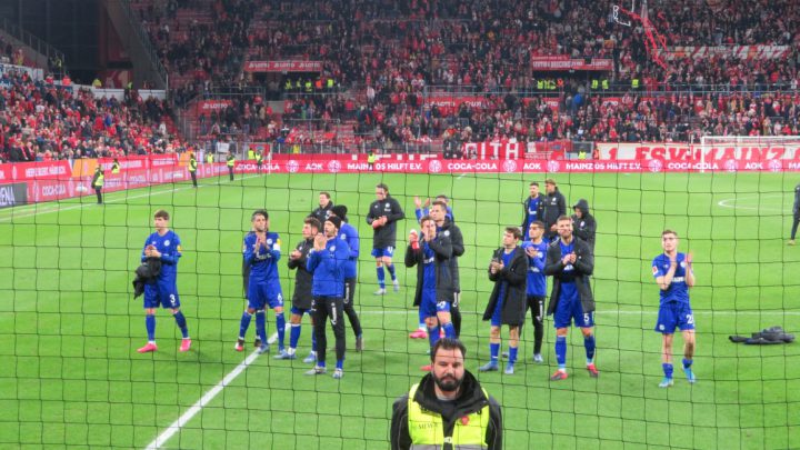 Weitere Nullnummer in Mainz: Schalke-Fans bleiben geduldig