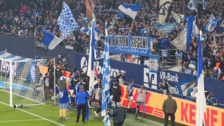 Schalke – Leipzig 0:5: Einzigartige Reaktion der Nordkurve auf die höchste Heimniederlage seit fast 40 Jahren