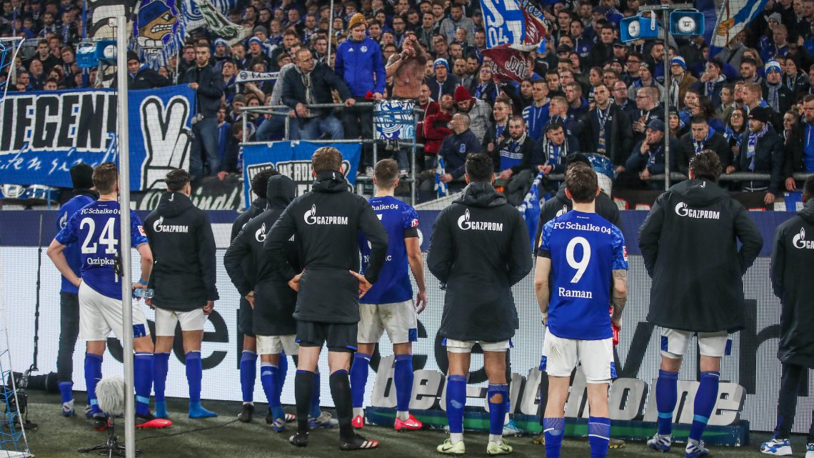Die Mannschaft des FC Schalke nach dem 0:5 gegen RB Leipzig vor der Nordkurve. Foto: Imago