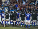 Die Mannschaft des FC Schalke nach dem 0:5 gegen RB Leipzig vor der Nordkurve. Foto: Imago