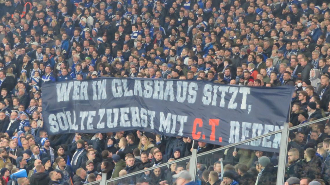 Schalke – Bayern „nur“ 0:1: Pointierte Banner, gute Leistung von Schubert und Raus mit viel Applaus