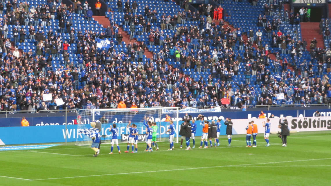 Schalke – Regensburg 2:1: Königsblauer Kampf wird mit 3 wichtigen Punkten belohnt