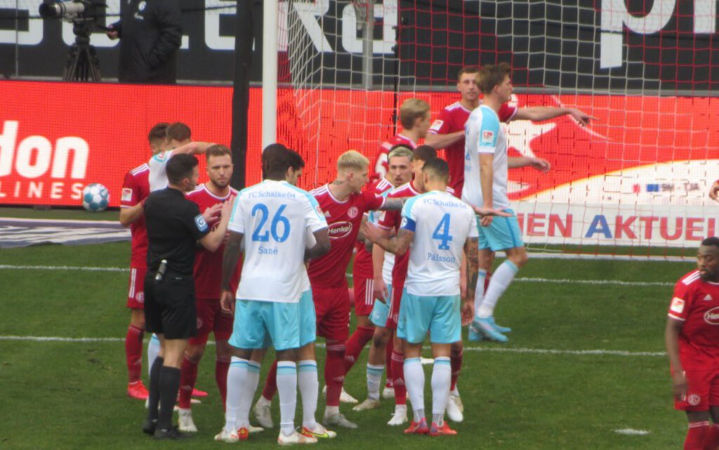 Fortuna – Schalke 2:1: Königsblaues Versagen bringt die Fans auf die Palme