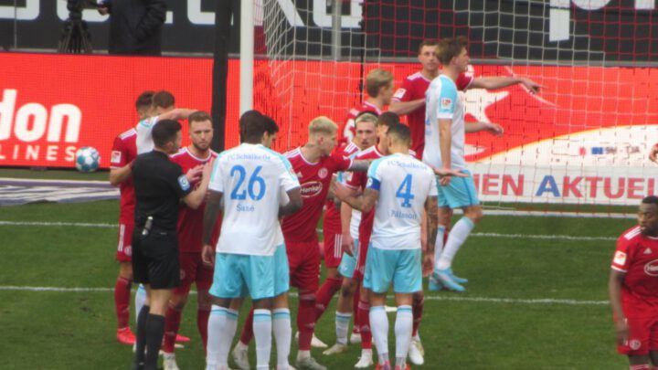 Fortuna – Schalke 2:1: Königsblaues Versagen bringt die Fans auf die Palme
