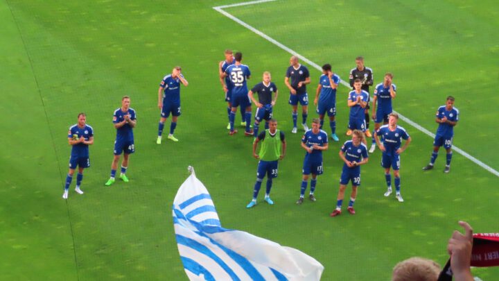Köln – Schalke 3:1: VAR verpfeift Schalke, Fans feiern ihre Verlierer