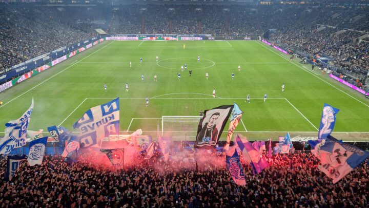 Schalke – HSV 0:2: Banner, Bengalos und Blackouts