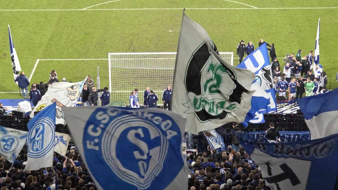 Schalke – Paderborn 2:1: Fans bejubeln die Tabellenführung und einen geilen Fußballabend
